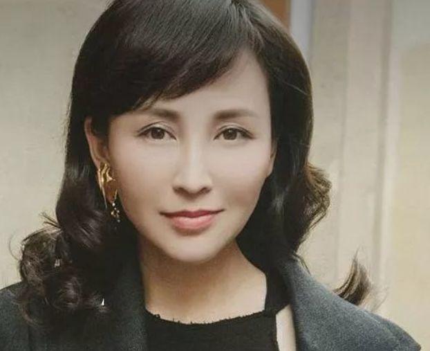 她25岁凭美貌走红，37岁当上华谊老板娘，今46岁被老公宠上天