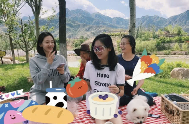 苗苗晒全家出游照，衣着宽松脚部浮肿，与郑恺