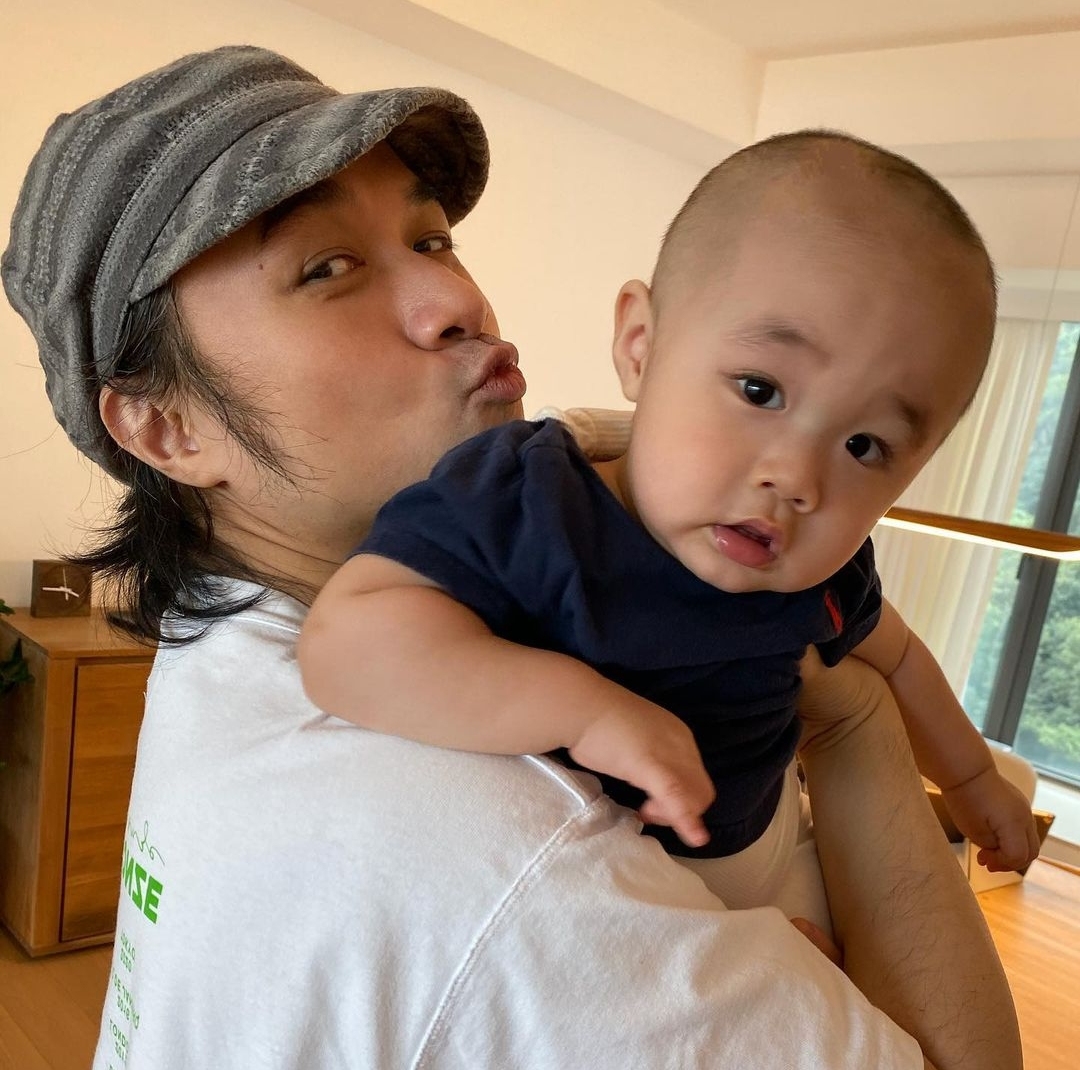 古巨基晒与儿子亲吻合集，庆祝49岁生日，化身超级奶爸太粘人