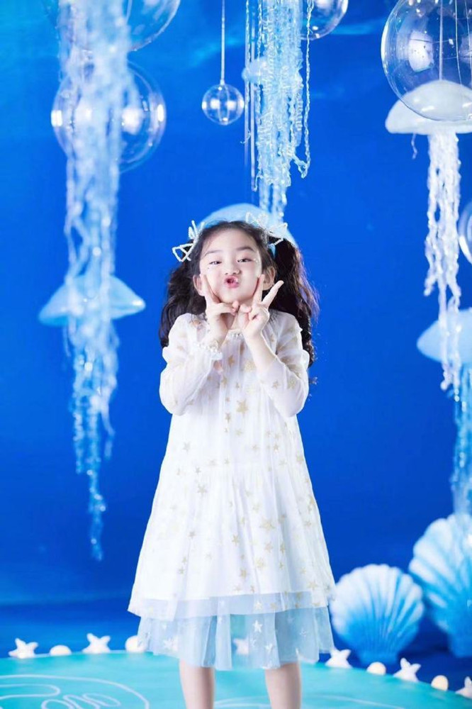 张亮女儿真会打扮，6岁生日穿公主裙出镜好甜，模样酷似哥哥天天