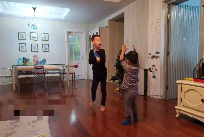 陈小春六一晒二娃照、爆英文名，弟弟表情“狰