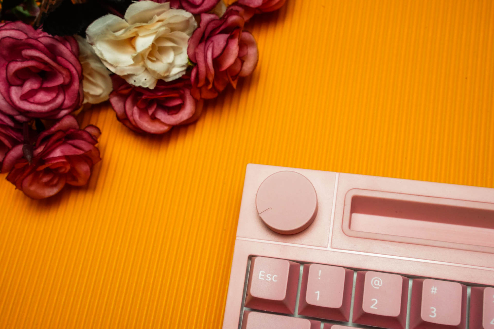 每个女生都有公主梦，送老婆个粉色黑爵K620T双模机械键盘做礼物