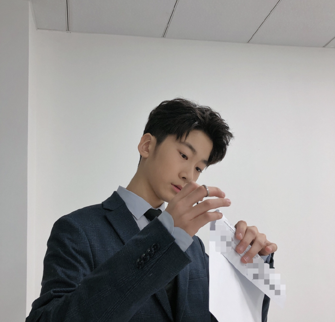 13歲天天長大了，穿西裝打領帶氣質佳，外形帥氣被讚像霸道總裁