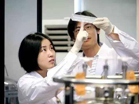 中国最牛闺蜜:一个是清华最年轻教授,一个帮世界首富“花钱”