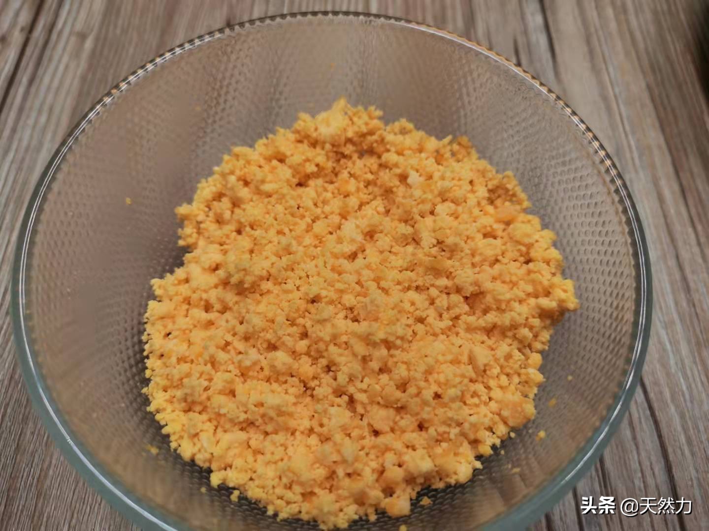 在家也能轻松做出广东名菜蛋黄焗南瓜，详细经验干货做法，收藏了