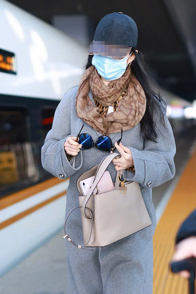 刘亦菲近照翻车？穿搭太土像乡村女企业家，与