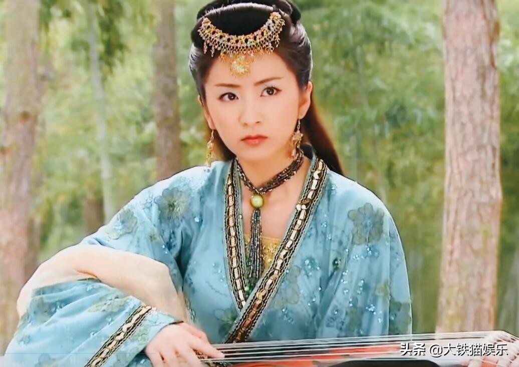 被造型师偏爱的“额饰”，某些剧女演员人均好