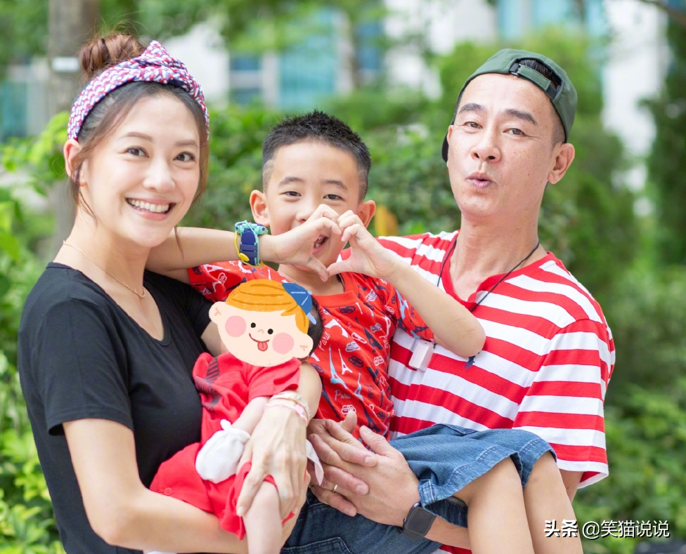 陳小春曬全家福迎初一，Jasper愈發俊朗，二寶太像應采兒