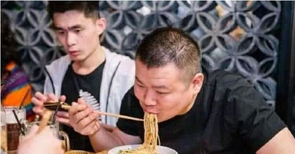 德云社为什么越来越多胖子了？看完员工餐后，实名羡慕了