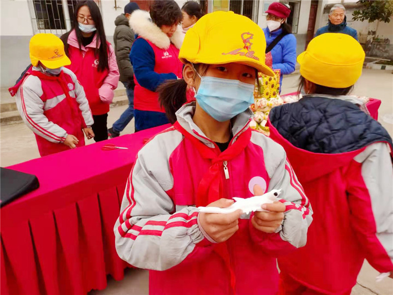 安全棉帽暖童心，非遗花馍送温情