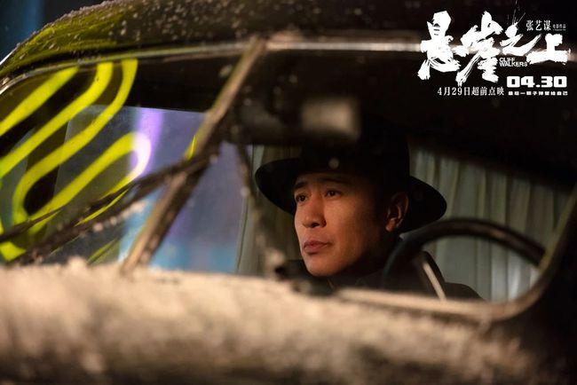 周乙很聪明的在电影海报上打了一个对勾.