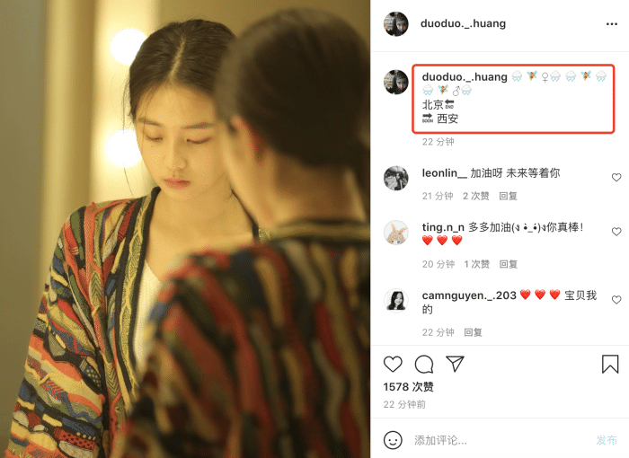 多多与话剧演员们合影，身高直逼何炅气质出众，高清舞台照再曝光