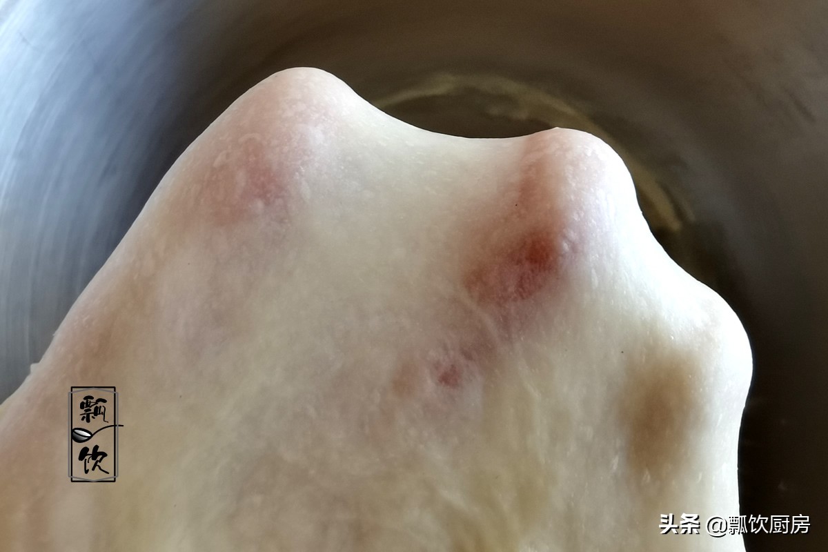 美味面包也能做之有易，简单一卷，撒上料，咸甜有度，早餐的挚爱