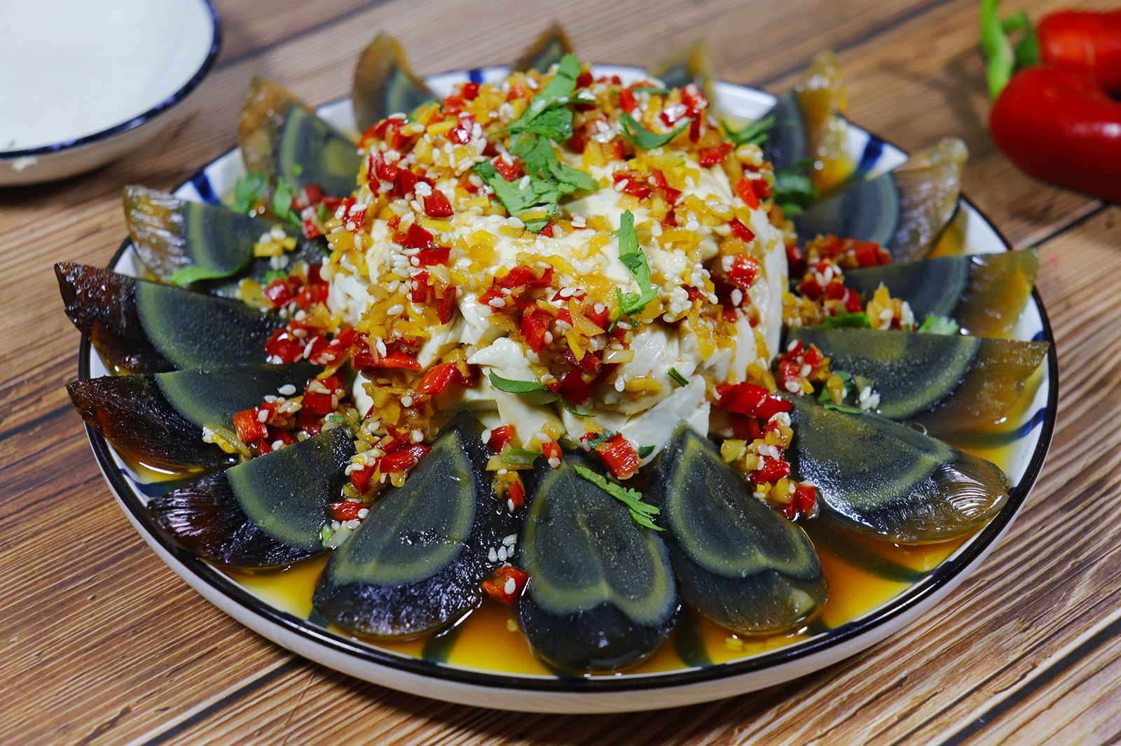 皮蛋放鍋裡蒸一蒸，飯店38元一份，在家做成本8元，待客太有面子