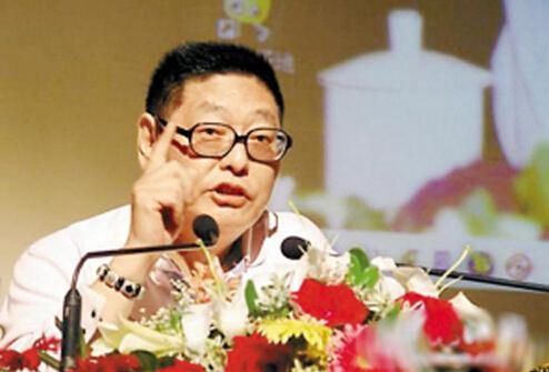 从厂工到亿万富翁，杨百万名利双收，如何诓骗数万股民倾家荡产？
