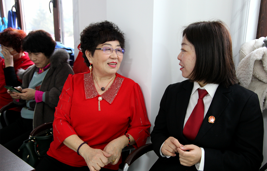 吉林抚松法院“学雷锋纪念日”开展普法活动