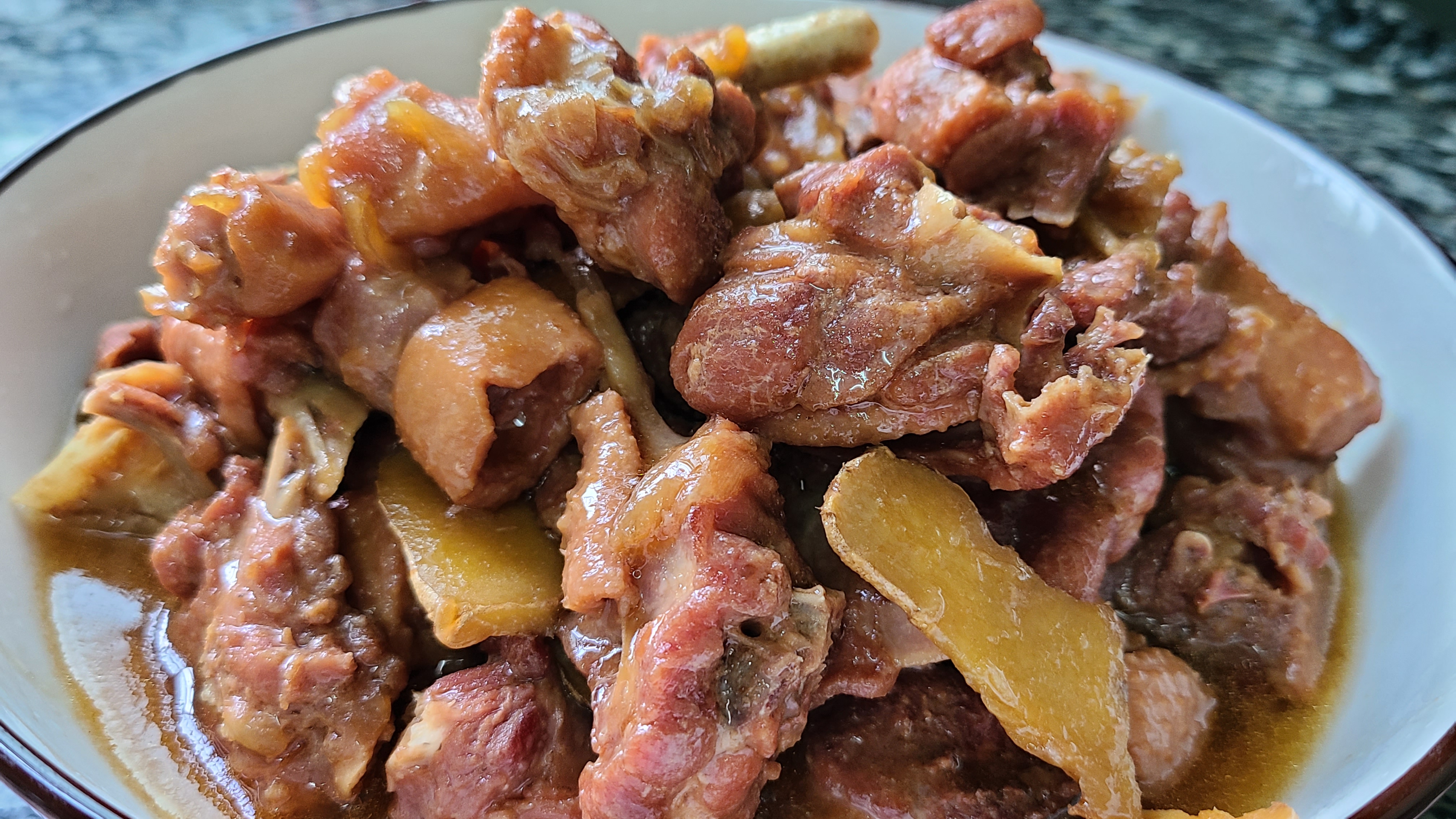 电饭煲焖鸭，不放水也能做，做法跟配方都告诉你，香味浓味道好