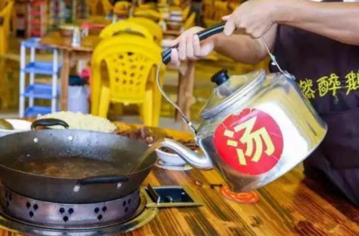 吃火锅时，服务员主动问你要不要加汤！其实是在暗示，很多人不懂