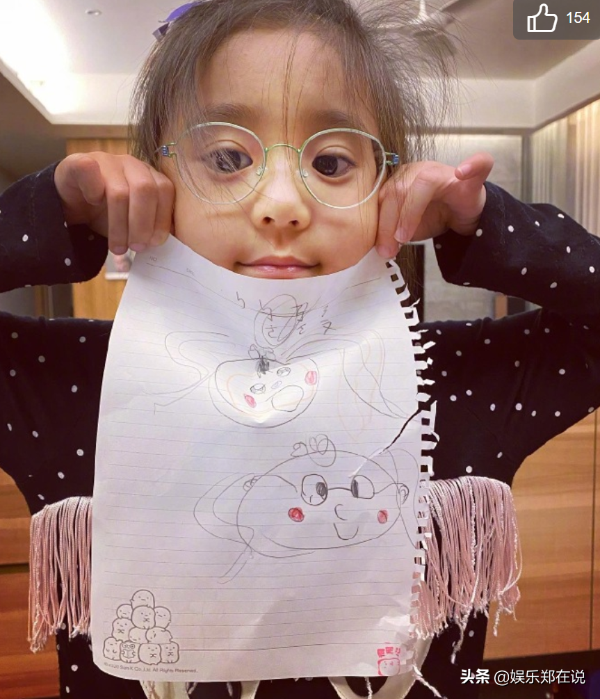 梧桐妹曬和咘咘戴眼鏡同框照，Bo妞換牙僅剩兩顆小虎牙成功搶鏡