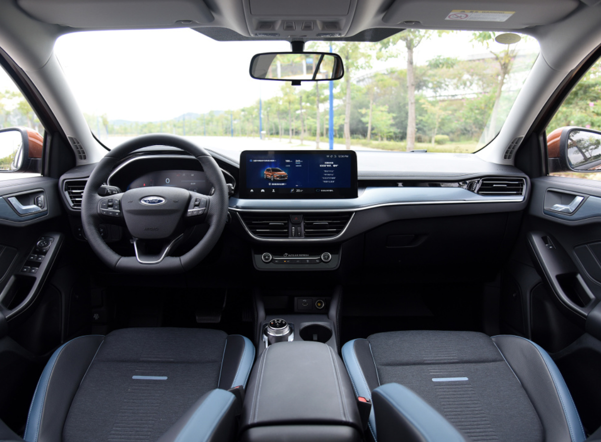 福克斯2021款猎装版，定位旅行跨界车，轴距2705mm