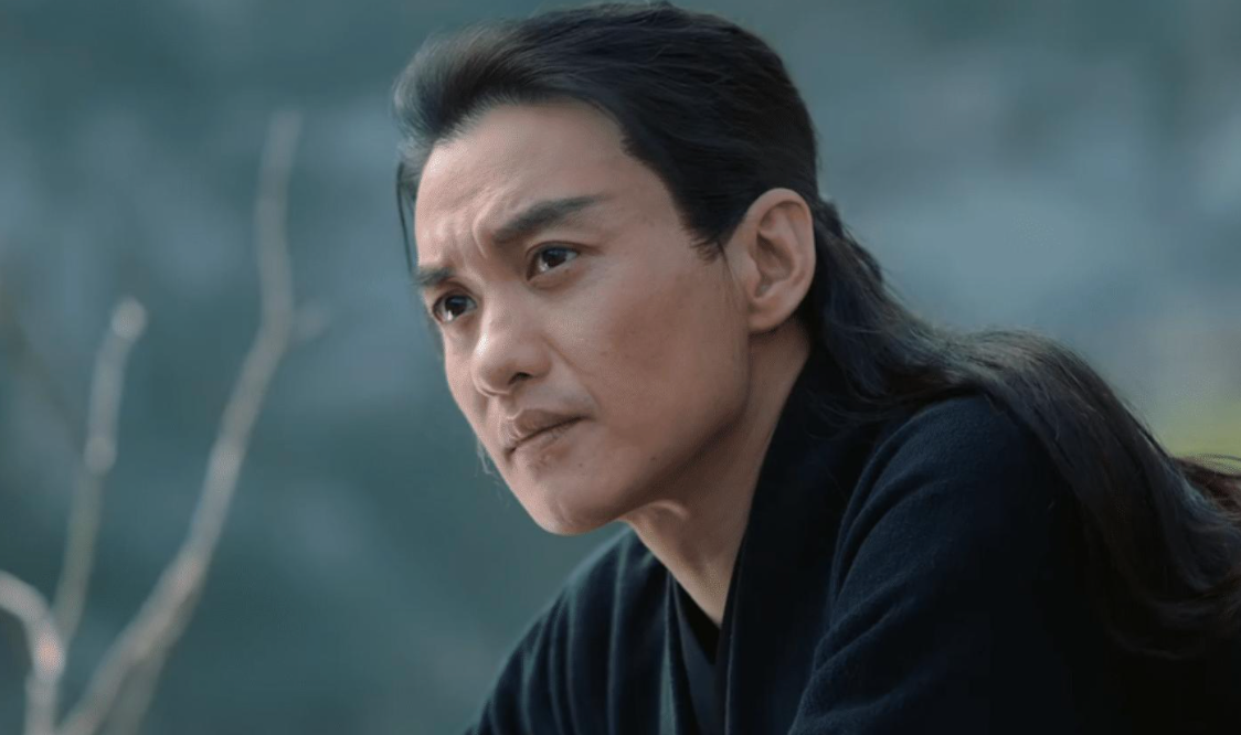 朱丹带一双儿女赶飞机，不时低头看孩子，却不见丈夫周一围的身影