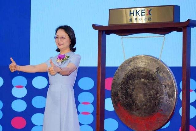 江苏女首富钟慧娟，白手起家身价过千亿，日均进账2.43亿