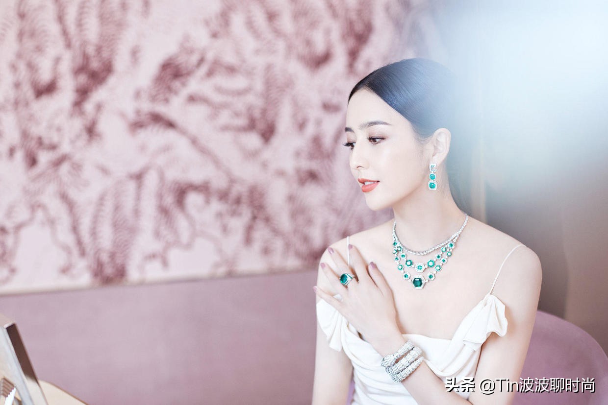 佟丽娅越来越美了，穿白色吊带裙女人味十足，翡翠宝石看着好贵气
