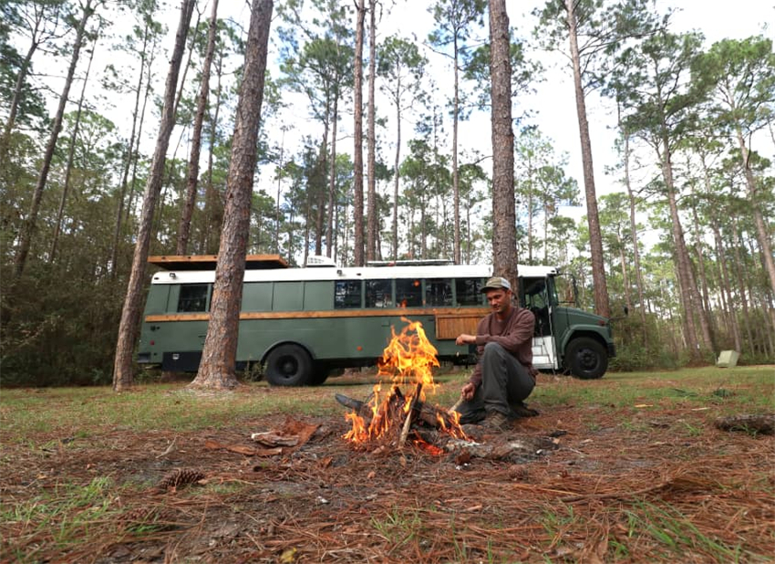 男子把校车改造成家，最多可睡下6人，独居其中