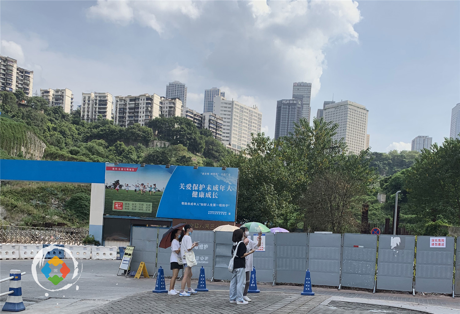 重庆“的哥”带我追星：年轻女孩们聚集在南滨路，苦苦等候着谁？