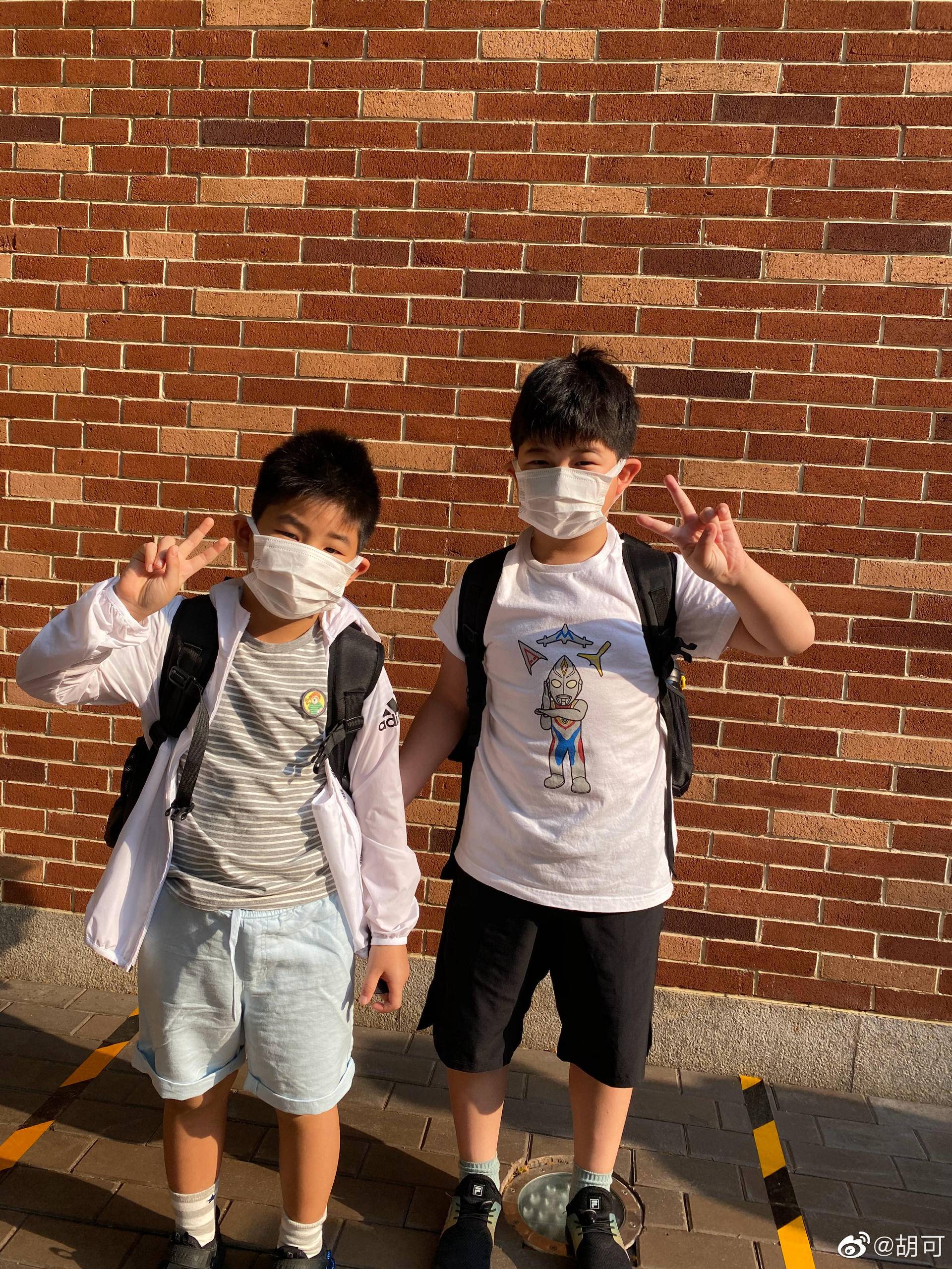 安吉彈鋼琴為媽媽慶生，胡可欣慰感動，小魚兒貼心為哥哥錄像