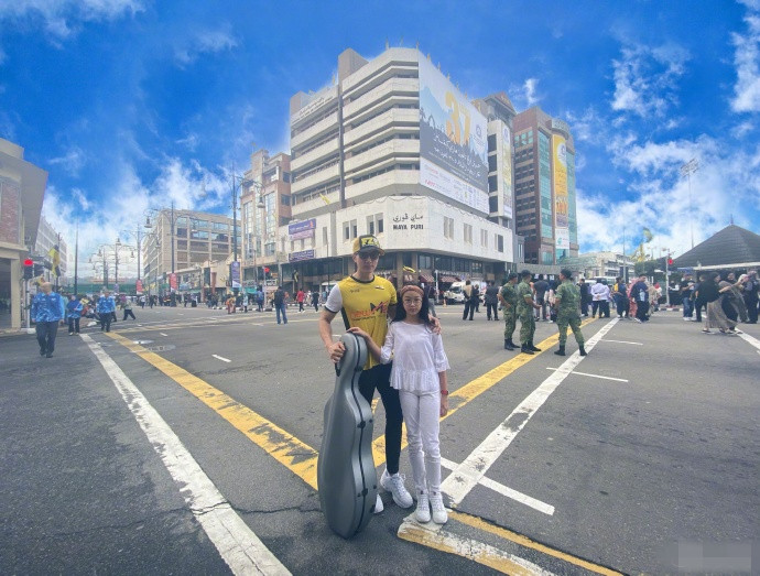吴尊|老父亲的骄傲！吴尊女儿在文莱国王面前演奏大提琴 有颜有才太吸睛