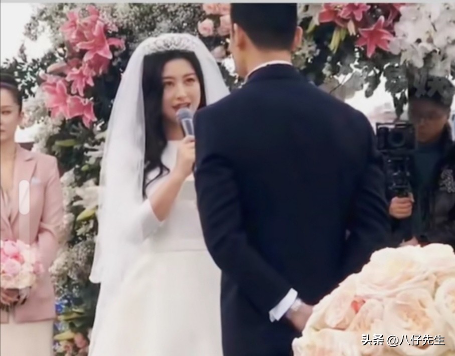 演员朱珠大婚,现场拿着手卡表白,这也要念台