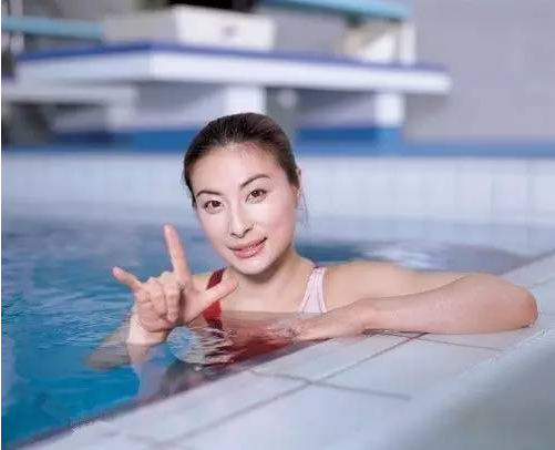 有種“豪門修養”叫郭晶晶，家長會上打扮精緻，網友：真正的貴族