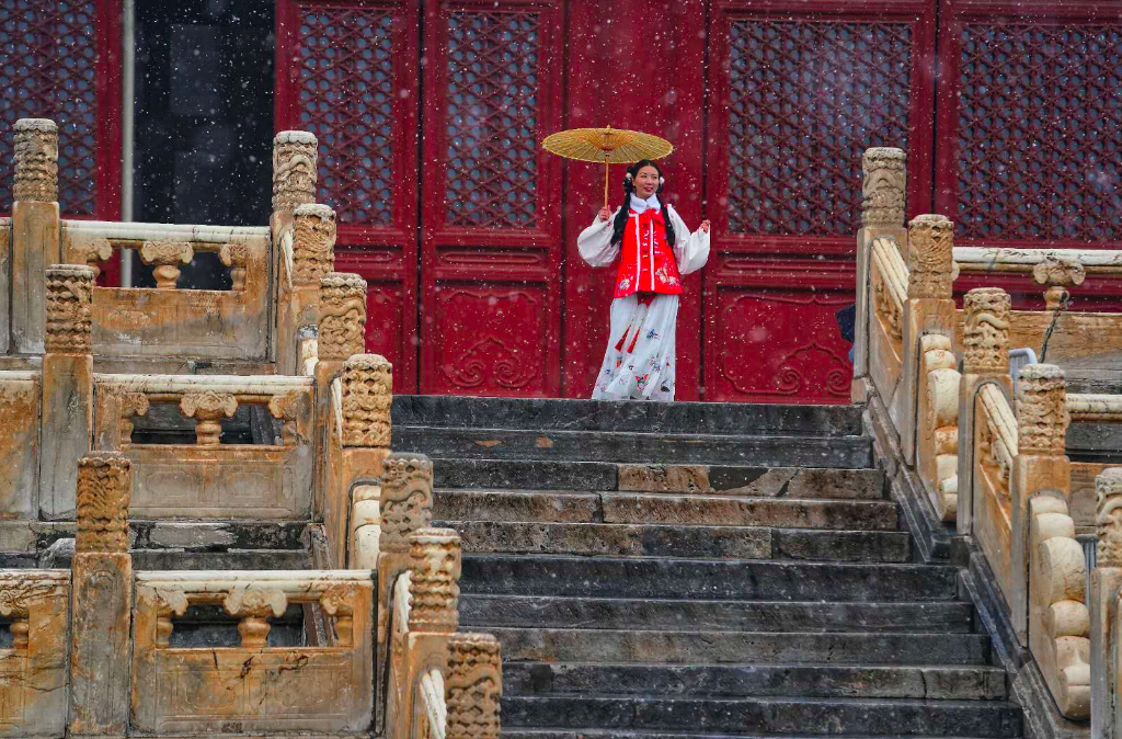 红墙白雪，“穿越”美女，太庙景区成网红打卡地