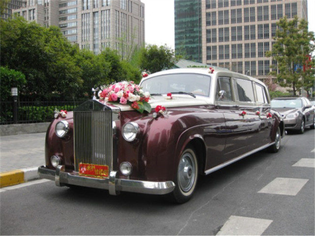 男子花重金租大劳当婚车，事后却得知是国产货