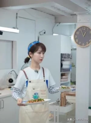 杨紫太有“女王范”，穿条纹短袖配阔腿裤，少女感十足