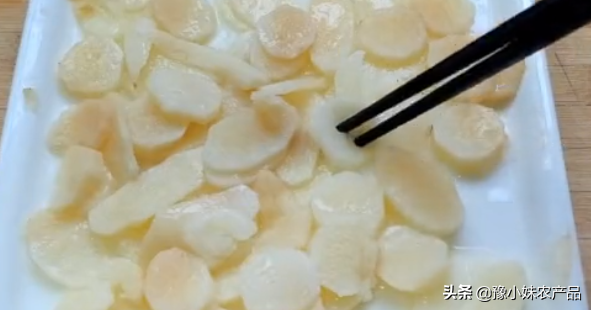 铁棍山药+鸡蛋做成小面食，内里绵软表皮香脆，香喷喷像小面包