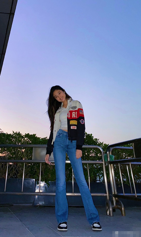 任達華女兒任晴佳考試完開心曬照，穿露臍裝秀細腰，超模腿太逆天