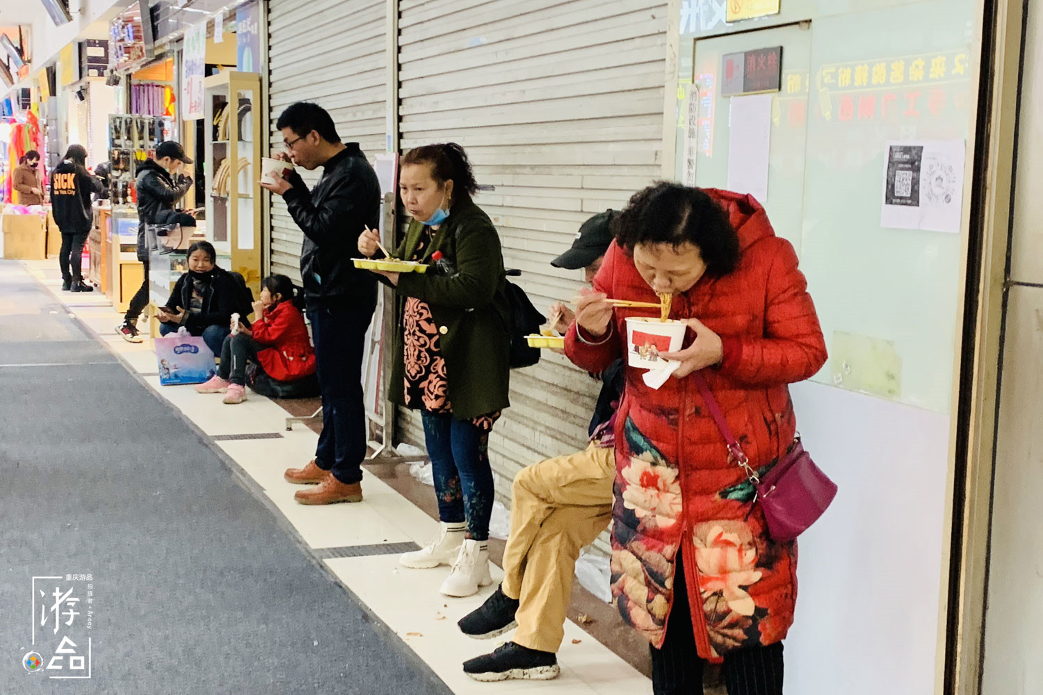 重庆朝天门万象：与时间赛跑，午餐在路上，也在汽车的后备箱里