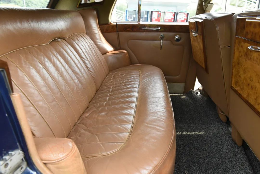 体验60岁的劳斯莱斯银云古董车，是什么感受？