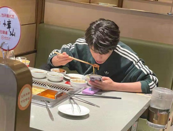 火锅店帅哥吃饭照片图片