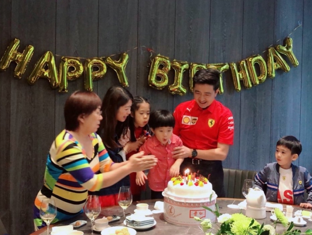 林志颖带娃参加侄子生日派对，双子星调皮可爱，林妈妈和蔼出镜