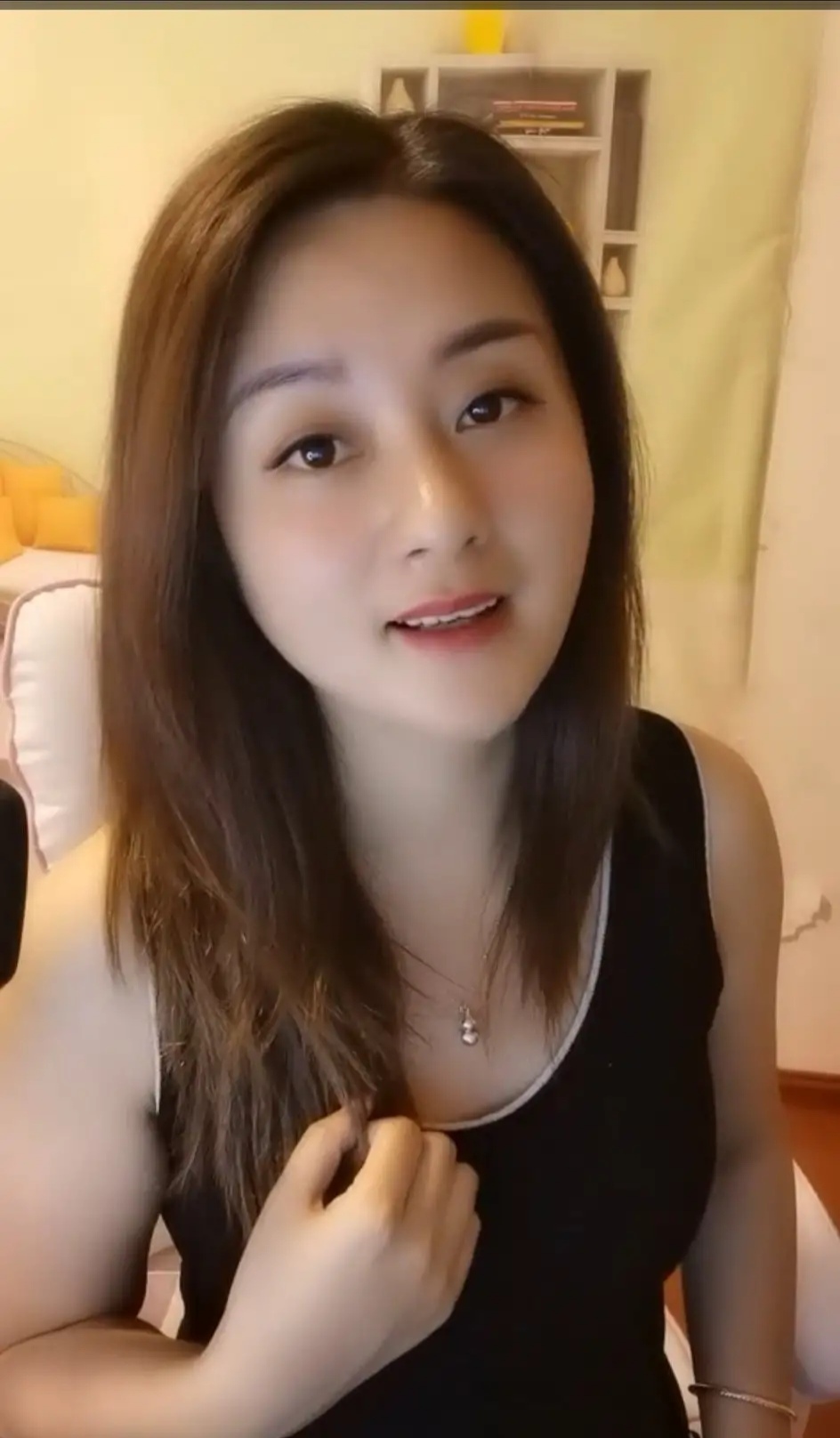 俏麗若三春之桃，清素若九秋之菊。