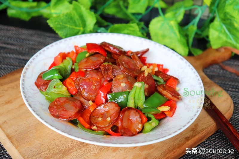問了大廚才知道，炒臘腸很多人直接炒，少了一步，怪不得味道不對