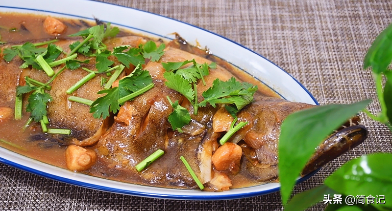 燒魚時，別再加酒加醋去腥了！ 教你這樣做，魚肉細嫩，上桌就吃光