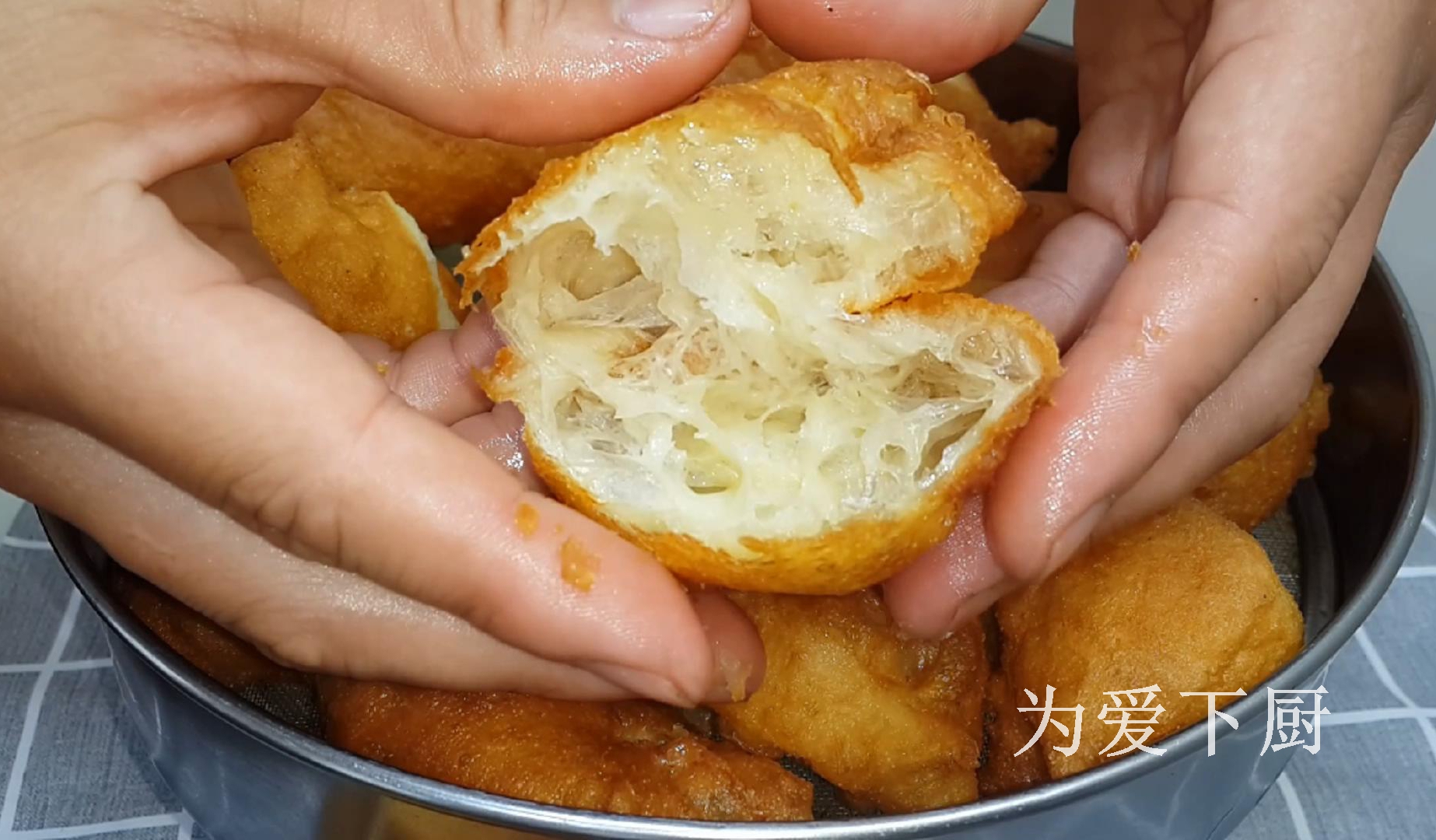 It’s easy to do this for fritters. Put it in the refrigerator. It’s simple and delicious.