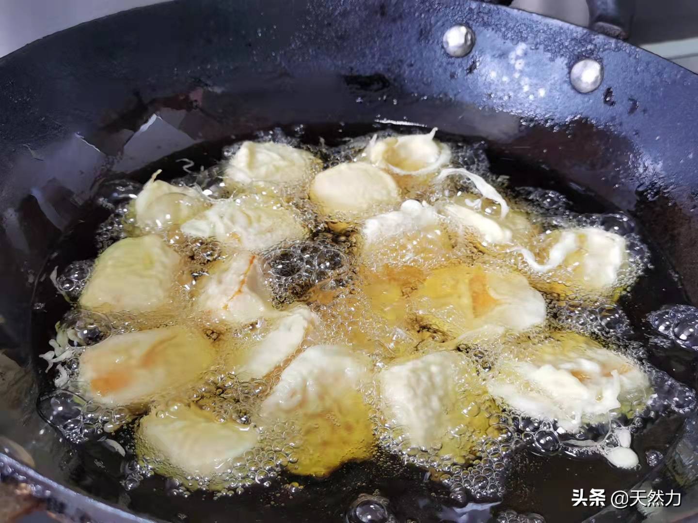 在家也能轻松做出广东名菜蛋黄焗南瓜，详细经验干货做法，收藏了