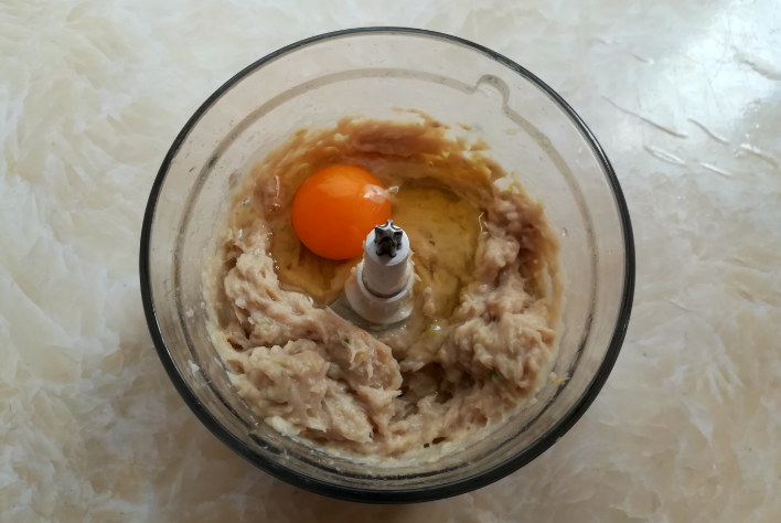 孩子想吃鱼丸，别总买着吃，自己做干净卫生，没有添加更健康