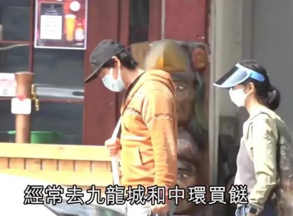 劉青雲夫婦罕露面，拎布包買菜打扮樸素，劉青雲留長發被認成老婆