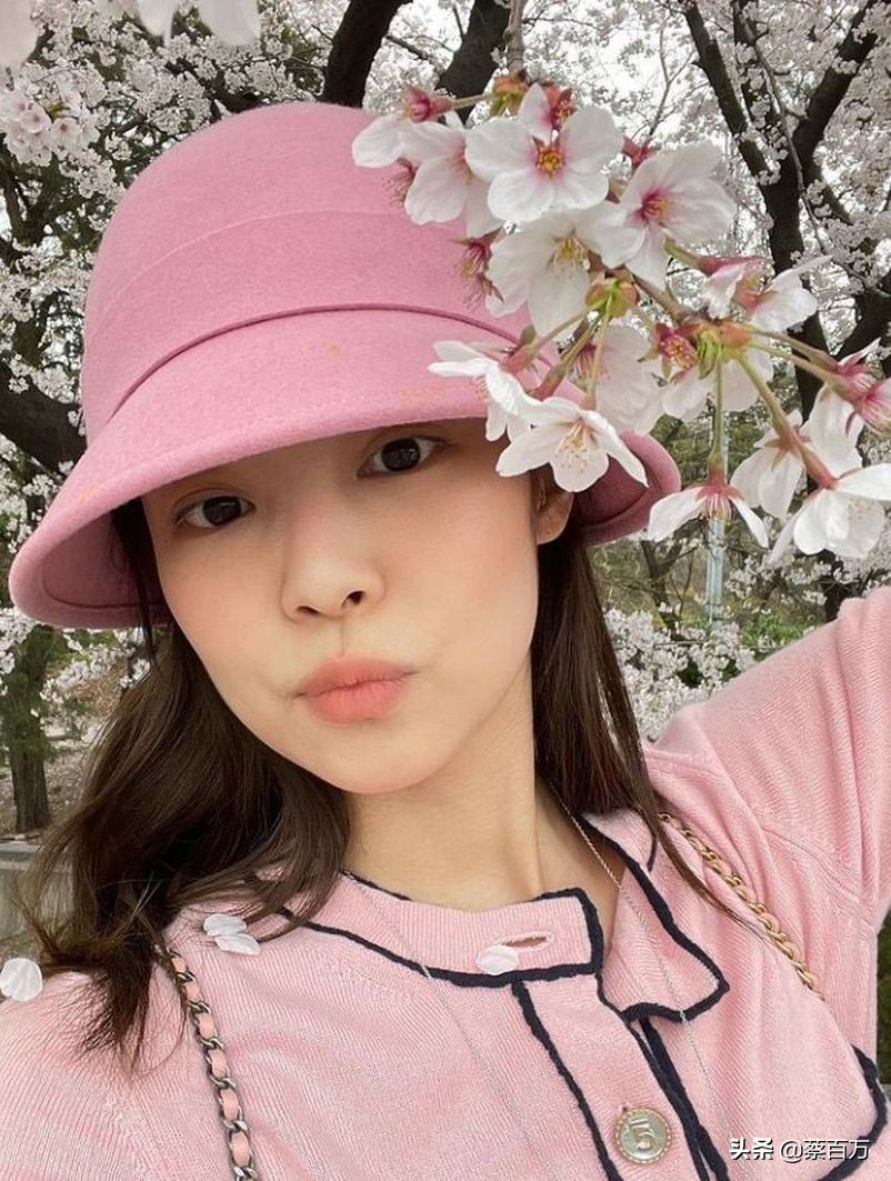 Jennie示范春日着装，樱花粉色赏樱气色真好，不化妆也可以
